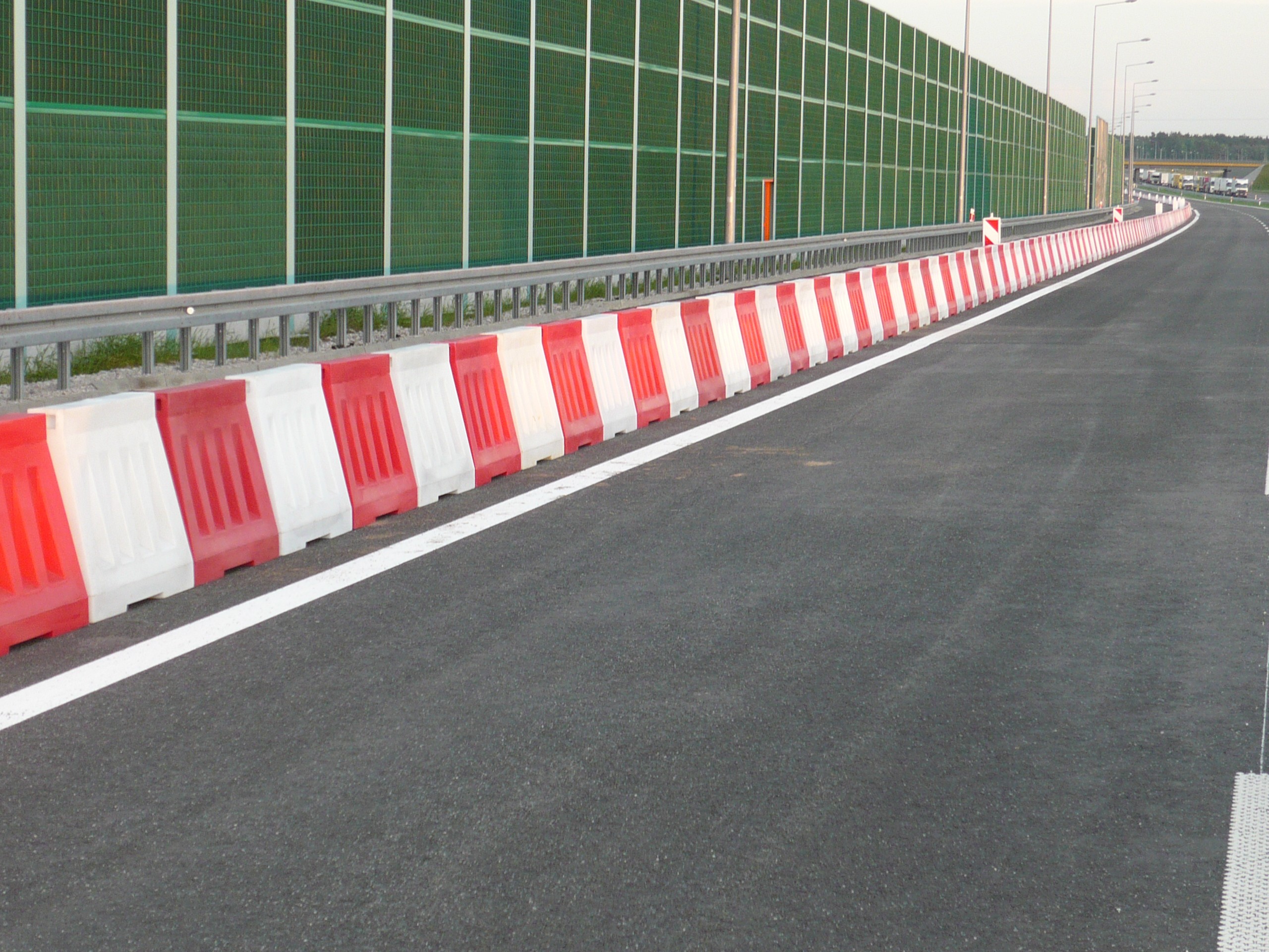 PLASTOVÉ MOBILNÍ BARIÉRY PLASTOVÉ MOBILNÍ BARIÉRY