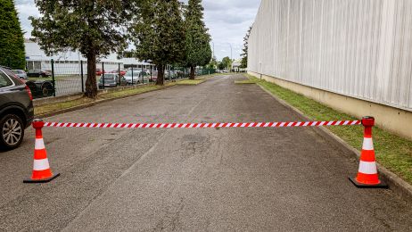 Červený nástavec na dopravní kužel s bílo-červenou výsuvnou páskou 2,5 m