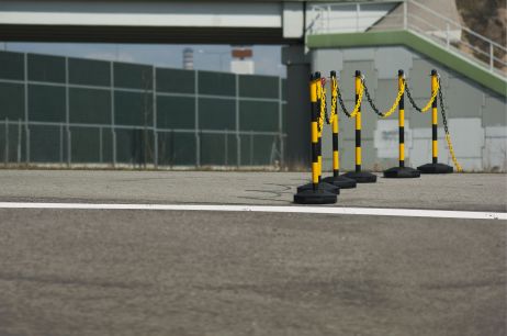 Sloupek k řetězu 90cm žluto-černý, plastový podstavec