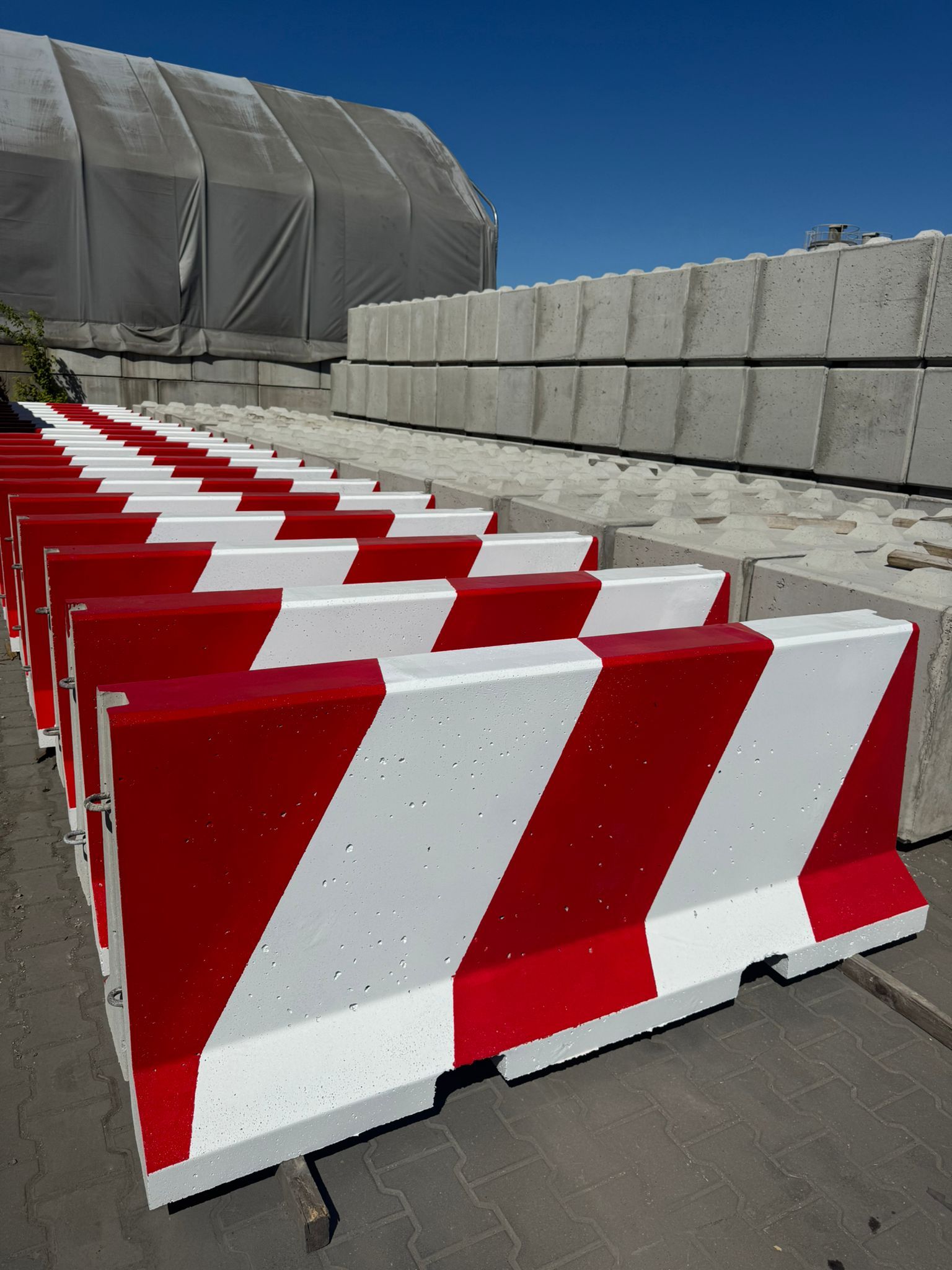 Betonová bariéra B35/45 oboustranně malovaná