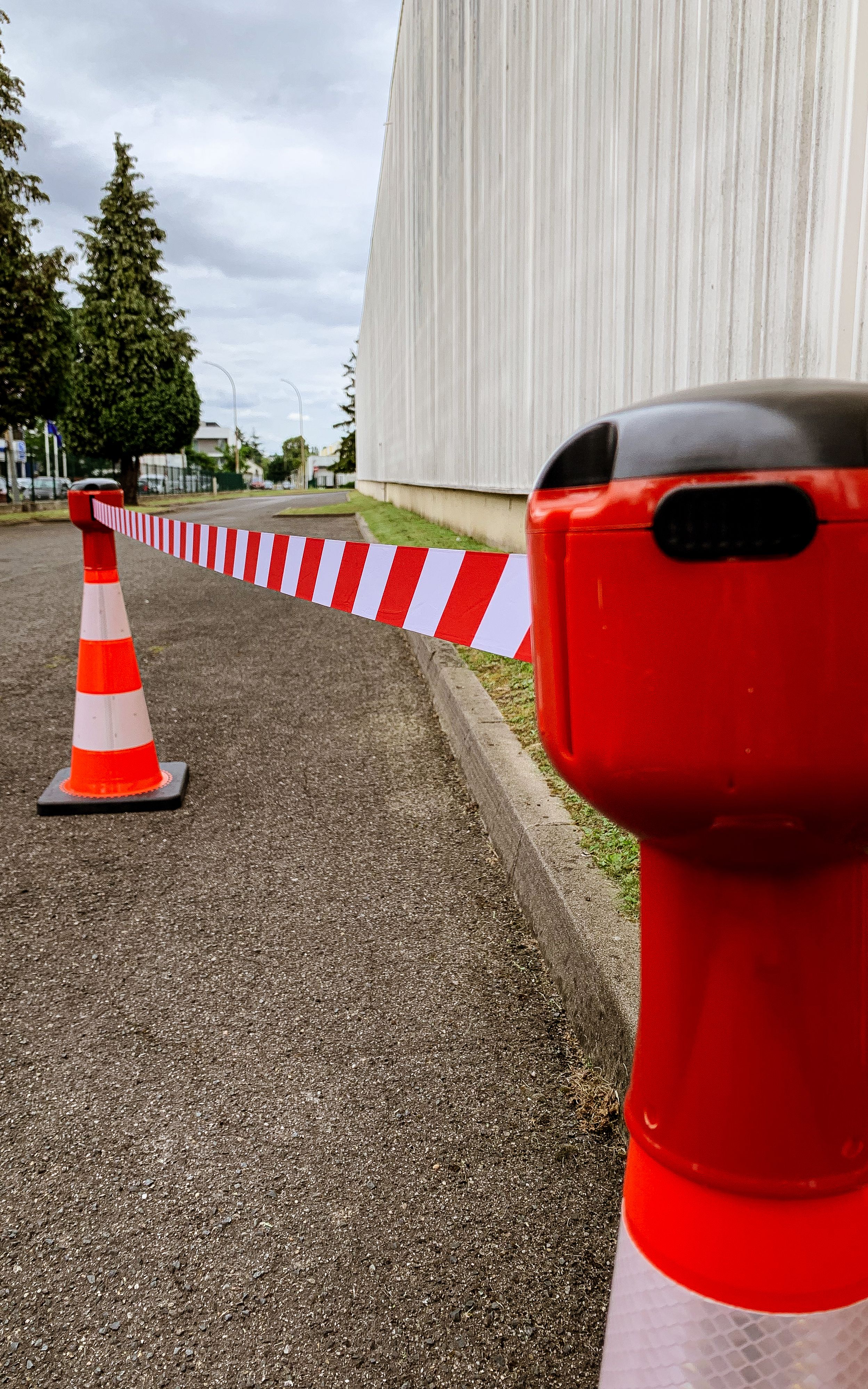 Červený nástavec na dopravní kužel s 12m bílo-červenou páskou