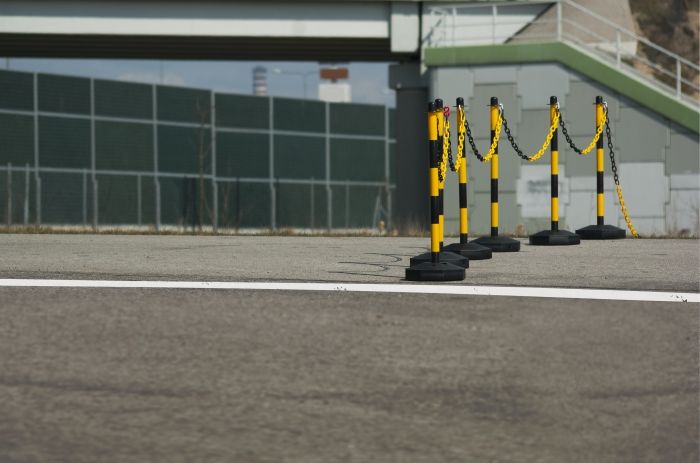 Sloupek k řetězu 90cm žluto-černý,  betonový podstavec