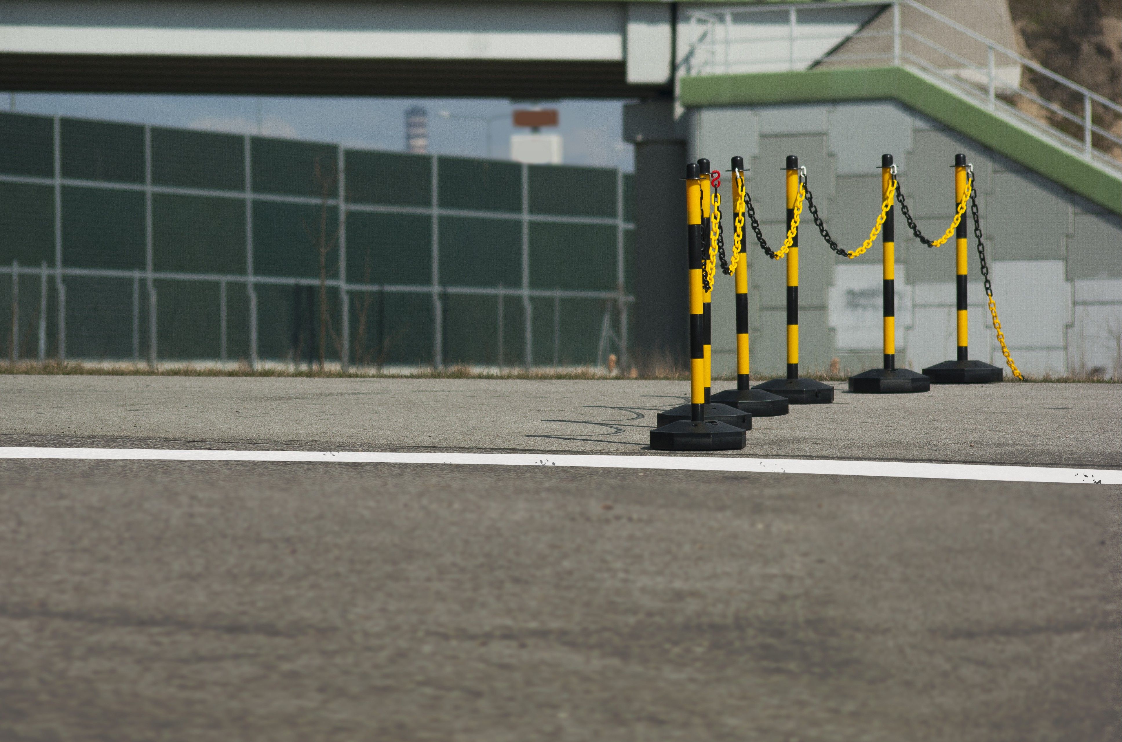 Plastový žluto-černý sloupek k řetězu 110 cm, plastová základna