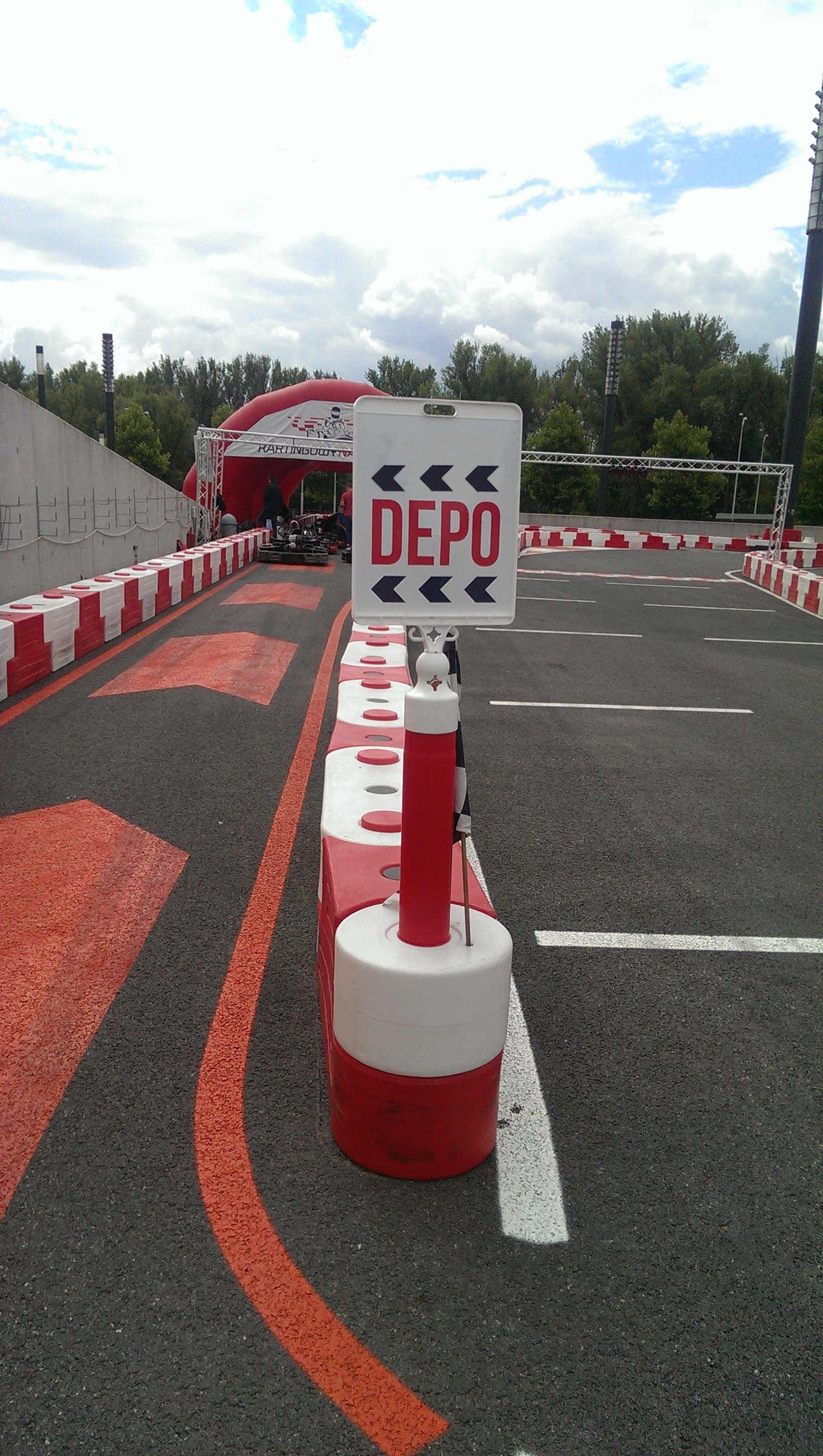 Ukončení silniční bariéry (červená)