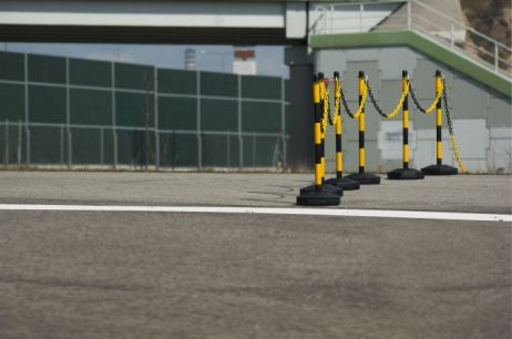 Sloupek pro řetěz 90cm červeno-bíly, základna gumová