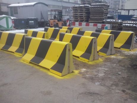 Concrete barrier B20/25 - painted yellow / black