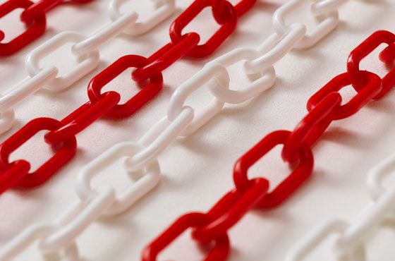 Łańcuch plastikowy 25 mb biało/czerwony 5,5 mm - romboidalny