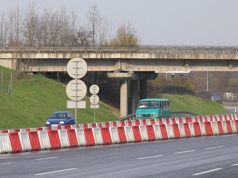 Silniční mobilní bariéra, svodidlo U-14, vysoká 80 cm, červená