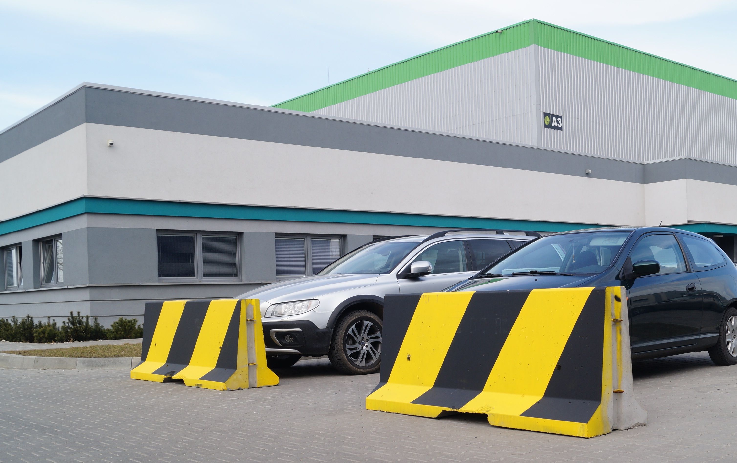 Concrete barrier B20/25 - painted yellow / black