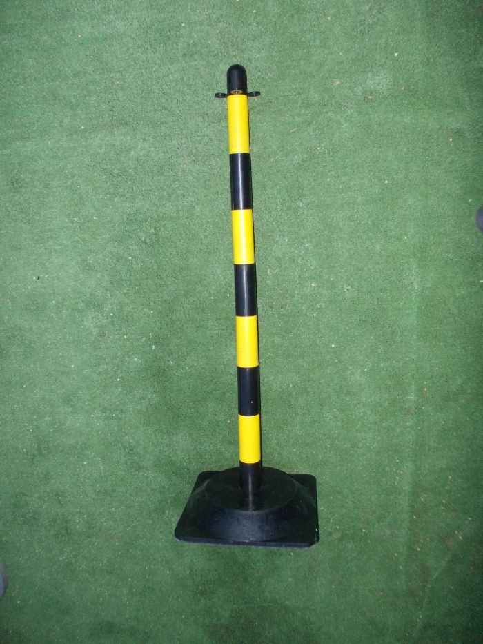 Plastový žluto-černý sloupek k řetězu 90 cm, plastová základna
