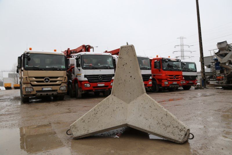 "Starblok" Concrete Barrier