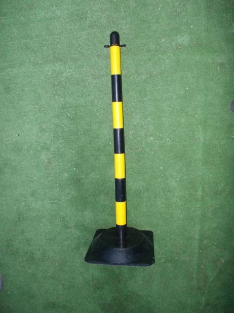 Stĺpik na reťaz 90 cm – žlto-čierny – gumová základňa