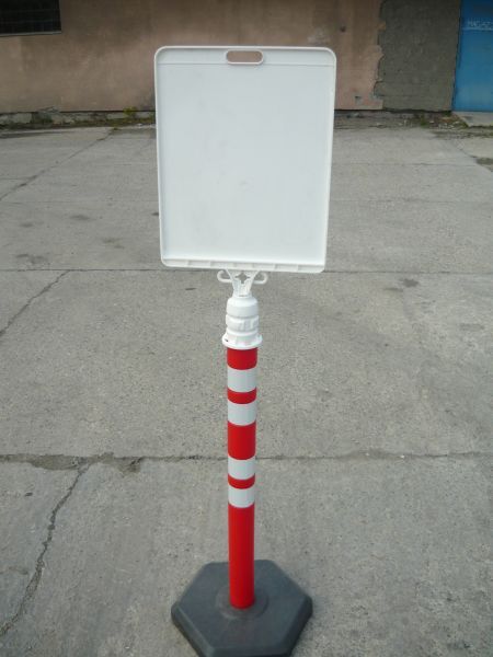 Zahradzovací výstražný stĺpik 120 x Ø 11 cm, plastový podstavec