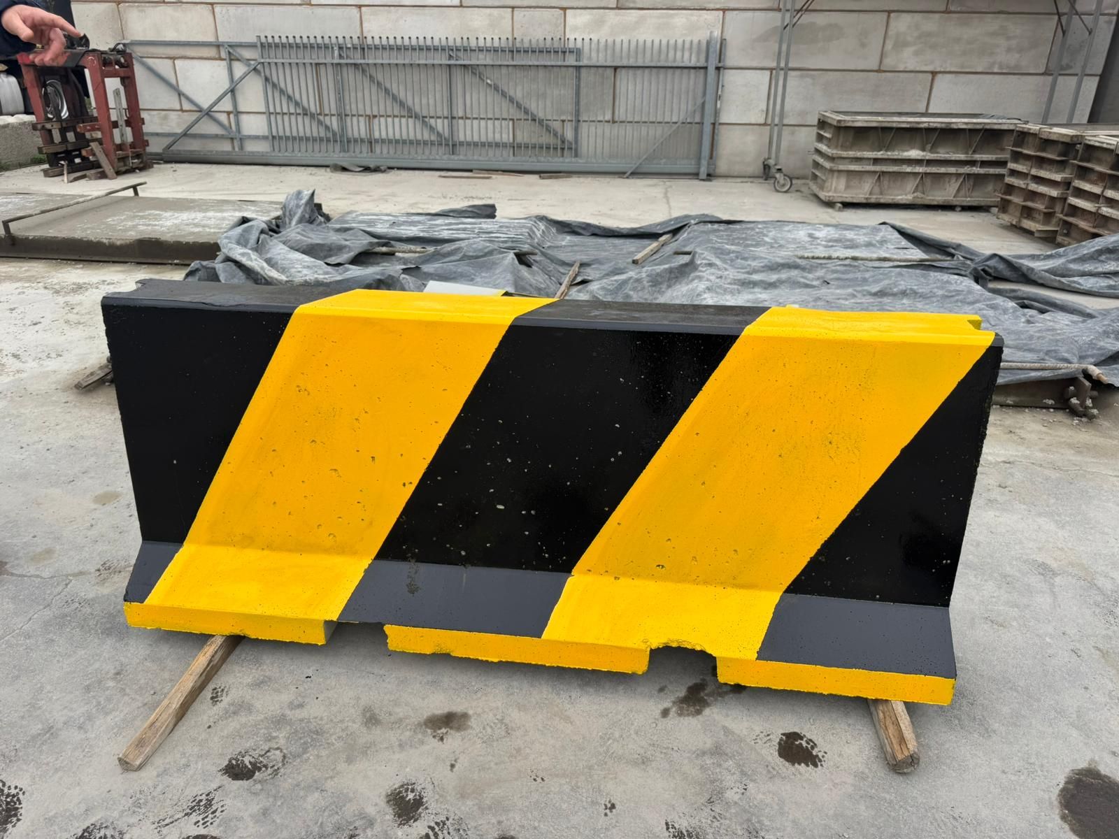 Betónová bariéra typu U-14b obojstranná - natretá žlto a čierno B35/45