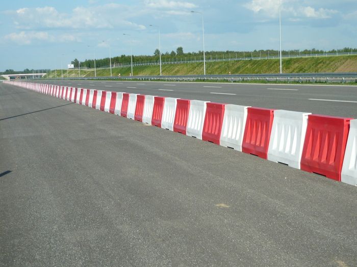Cestná mobilná bariéra, zvodidlo U-14, vysoká 800cm, červená